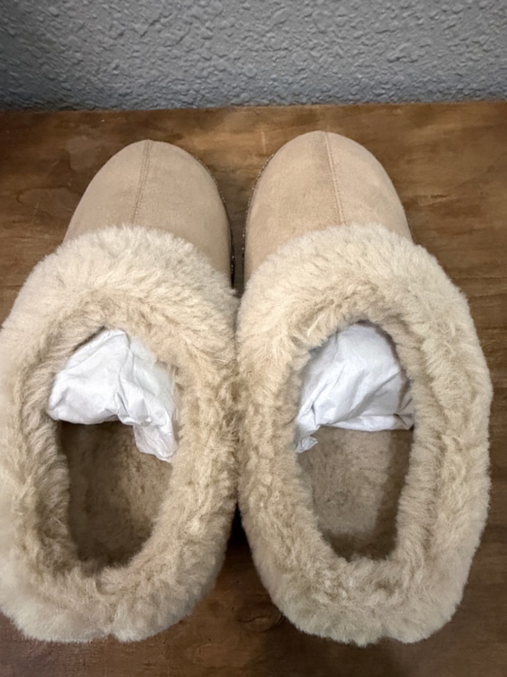 Joy Beige Women’s Faux Shearling Lined Slip-On Shoes size 5W - Picture 4 of 7